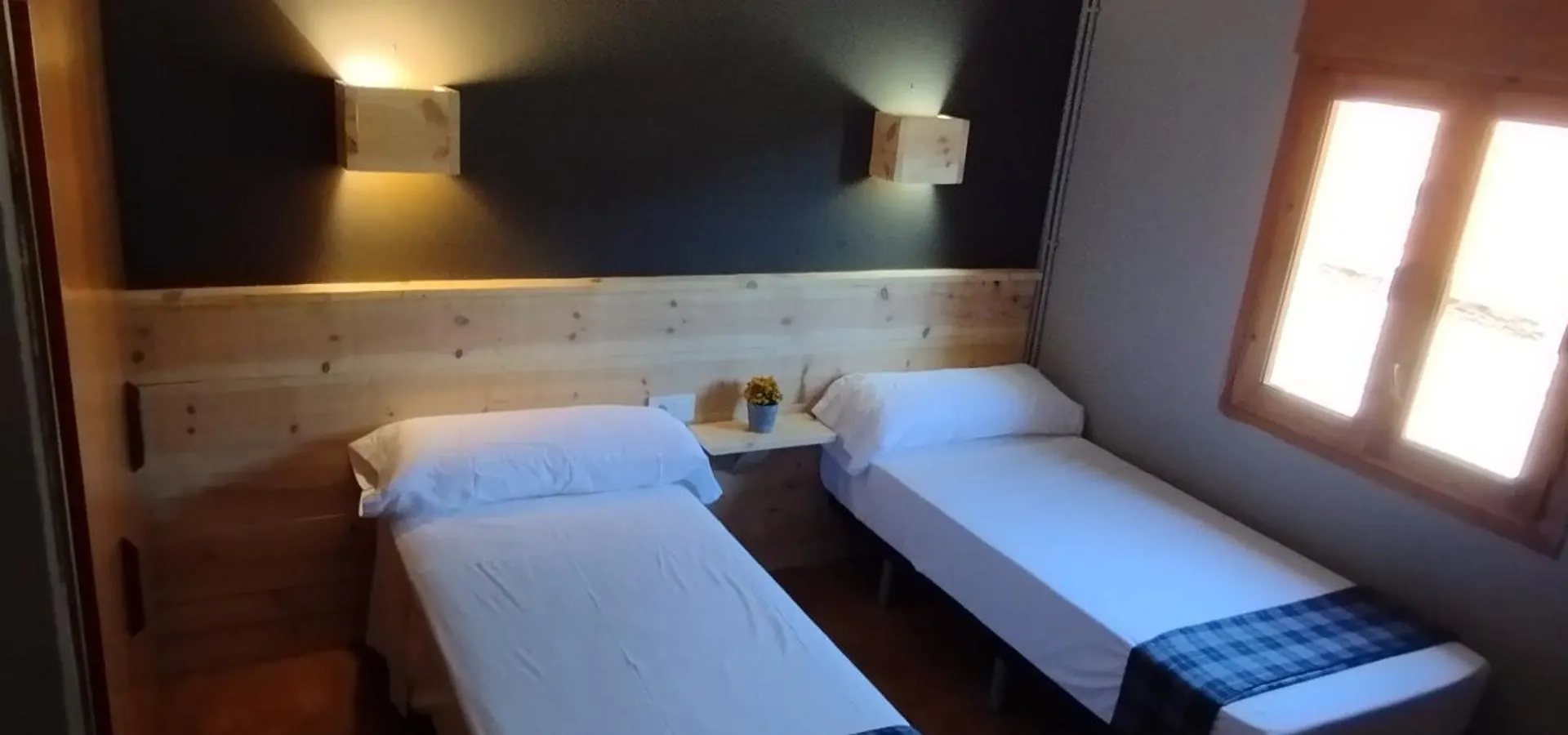 Hostal Casa Pirineus & Deportes De Aventura contacts